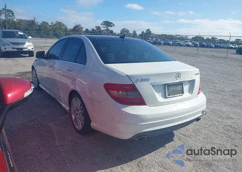 2009 Mercedes-Benz C 300 Luxury 4Matic/Sport 4Matic z USA, uszkodzony, nr VIN WDDGF81X99F283196